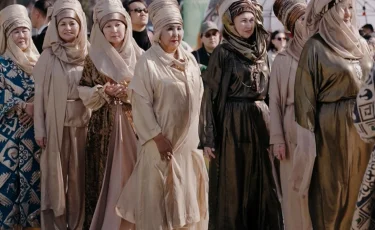 Абай алаңында әжелер подиумға шығып, сән көрсетті