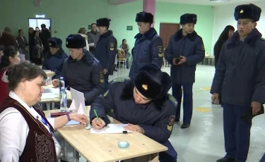 В Актобе проголосовали будущие летчики и авиаинженеры