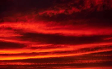 Уникальное явление: в Австралии небо окрасилось в кроваво-красный цвет (видео)