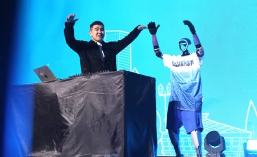 В Алматы прошёл масштабный концерт в поддержку референдума с участием Робо-DJ и робо-танцоров