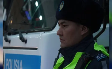 Снегопад осложнил дорожную ситуацию в Алматы