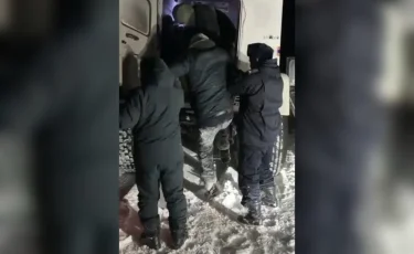 В снежном плену: в Актюбинской области на автотрассе спасатели помогли людям