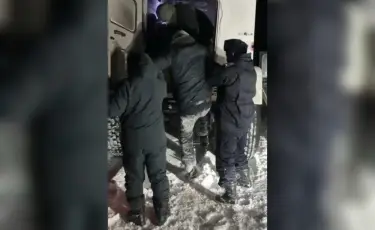В снежном плену: в Актюбинской области на автотрассе спасатели помогли людям