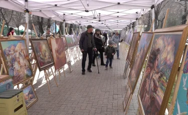 «Чудеса Великой степи»: 100 шедевров живописи и фотоискусства украсили центр Алматы