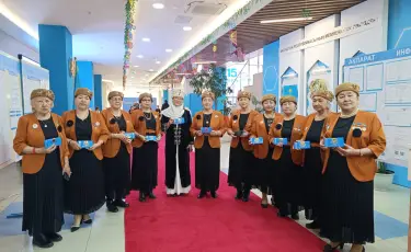 На одном из избирательных участков в Алматы референдум встретили песнями «Әжелер хоры» и традиционным шашу