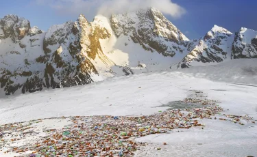 Восхождение с обязательством: покорителей Эвереста обязали уносить с собой мусор