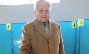 Председатель Союза писателей Казахстана Мереке Кулькенов также сделал свой выбор