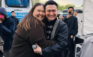 «Моя яркая звезда»: фанатка устроила бурную встречу с Торегали Тореали