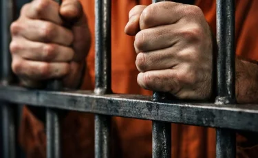 Көршісі мен оның анасын пышақтап өлтірген азамат сотталды