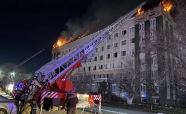 В Актобе горит здание областного акимата