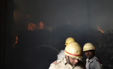 Мощный взрыв на фабрике фейерверков: десятки погибших