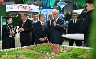 Главы государств посетили павильоны выставки Регионального экологического саммита
