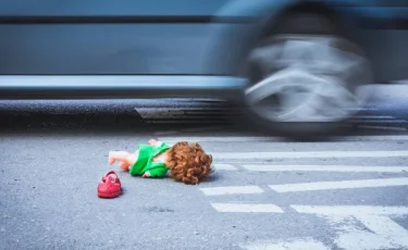 Средь бела дня: в Актобе девушка пыталась увести ребёнка