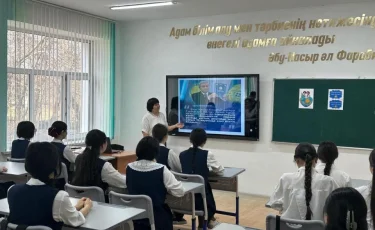 Школьники проходят занятия по разъяснению норм новой Конституции