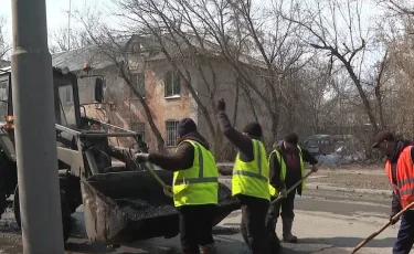 Просто беда: водители жалуются на состояние дорог в Усть-Каменогорске
