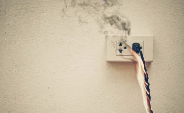 Почему дешевые переходники для розеток опасны: риски пожара