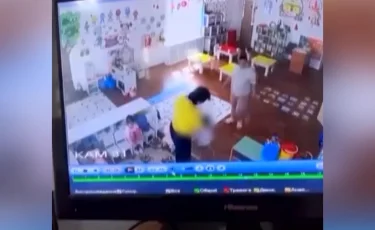 Бүлдіршіндерді ұрып, итерген: Ақтөбе облысында балабақша тәрбиешісі жұмыстан шеттетілді