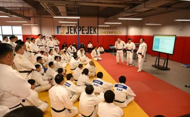 Легенда мирового дзюдо: в Казахстане проходит тренерский семинар с участием Эцио Гамбы