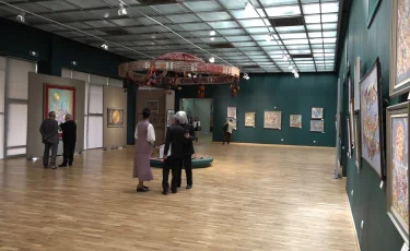 Жады: Алматыда ұмыт қалған өнерді түлеткен суретшілер көрмесі ашылды