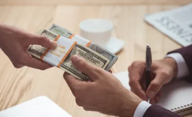 Зарплаты «в конвертах» под контролем ИИ: в Казахстане вводят новый цифровой надзор