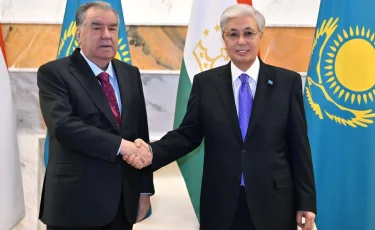 Глава государства провел встречу с Президентом Таджикистана Эмомали Рахмоном