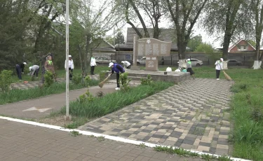 Таза Қазақстан: алматылық оқушылар батыр бабалардың рухына тағзым етті