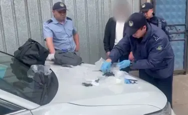 Килограмм «синтетики» и тысячи таблеток: в мегаполисе задержан 20-летний закладчик