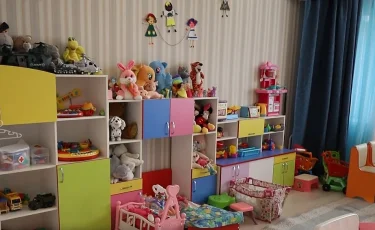 Шашынан сүйреп, төсекке лақтырған: Павлодарда балабақша тәрбиешісіне қатысты үкім шықты