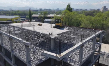 Крупный недостроенный объект сносят в Алматы по решению суда