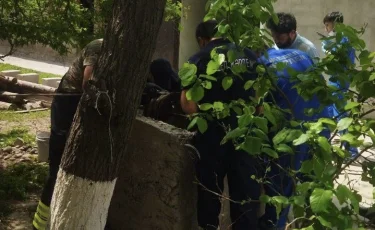 Оставили без присмотра: девочка упала в 24-метровый колодец в Шымкенте