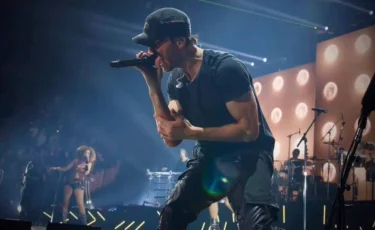 «Дәстүрімізге жат»: Энрике Иглесиасқа сахнада қазақстандық қыздарды сүюге тыйым салына ма