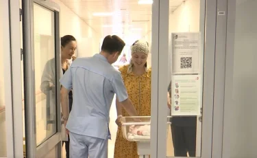 С ювелирной точностью: в Актобе врачи спасли 20-дневную девочку с врождённой опухолью