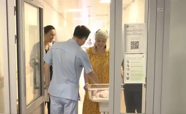 С ювелирной точностью: в Актобе врачи спасли 20-дневную девочку с врождённой опухолью