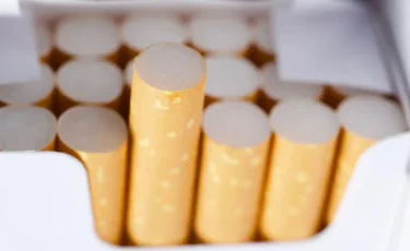 Некурящее поколение: Британия навсегда запретила продажу сигарет для молодежи