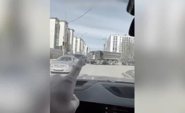 Наказали всех: в Астане блогер получил штраф за то, что за рулем снимал видео нарушений ПДД