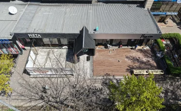 Алматыда қала орталығындағы жазғы дәмхана сүрілді