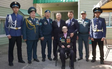 В Алматы военнослужащие поздравили ветерана войны Василия Долбню с 99-летием