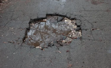 Петропавл тұрғындары шұңқырға толы жолдың жағдайын айтып, шағымданды