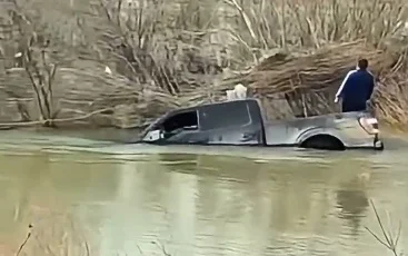 Есіл өзенінің ағысы көлікті алып кеткен