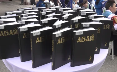 Алматыда мың оқушы бір мезетте Абайдың поэмаларын жатқа оқыды
