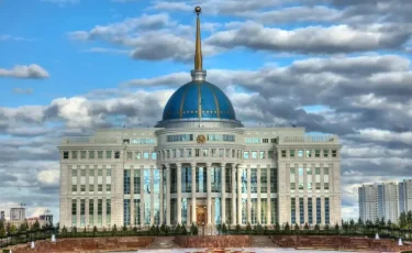 Глава государства наградил известных ученых