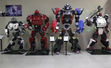 Ескі техниканың екінші өмірі: алматылық мүсіншінің әр роботы 15 млн теңгеге бағаланады