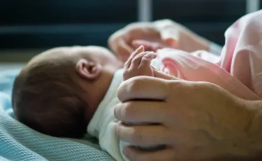 56 дней борьбы: алматинские врачи спасли недоношенную малышку