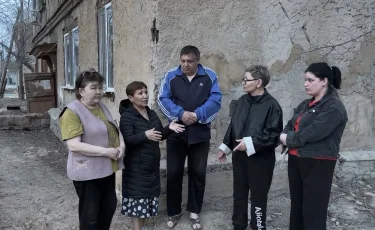 "Әбден қажыдық": Жезқазғанда апатты үй тұрғындары жаңа баспанаға қашан қол жеткізеді
