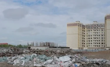 Свалка под окнами: жители Атырау жалуются на неприятное соседство