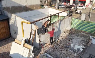 В Алматы снесли незаконные торговые объекты