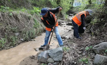 Берег реки Терисбулак очистили от мусора в Медеуском районе Алматы