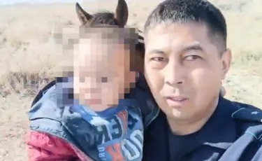 «Айналайын, келе ғой»: атпен жүрген полицей айдалада 3 жасар баланы тауып алған