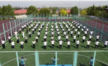 Более 50 тыс. школьников и студентов Алматы одновременно вышли на зарядку