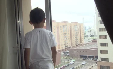 ТЖМ ескертеді: балаларды терезеден құлаудан қалай қорғау керек